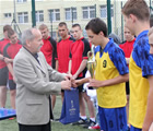 Zakończenie Międzyszkolnej Ligi Rugby - Stefan Somla wręcza puchar Patrykowi Aniczewskiemu - 17 czerwca 2013 r.